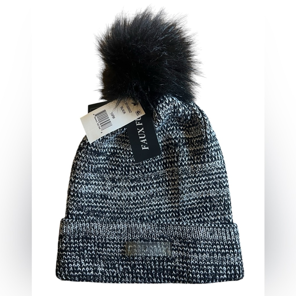 NWT Steve Madden x Macy’s Black Silver Metallic Knit Beanie w Faux-Fur‎ Pom Pom